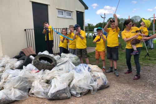 pip-cleanup-volunteers-rubbish-kids